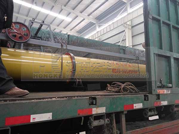 發往河北承德2m&times;8m雞糞烘干機裝貨現場