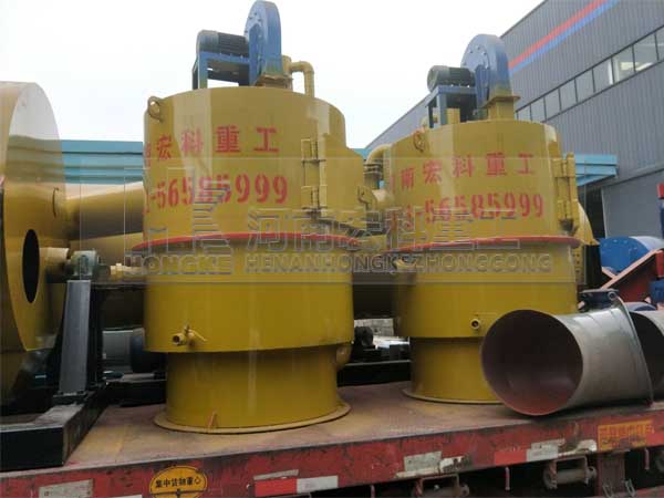 發(fā)往老撾的兩套&Phi;1000&times;7米雞糞烘干機(jī)裝貨現(xiàn)場(chǎng)